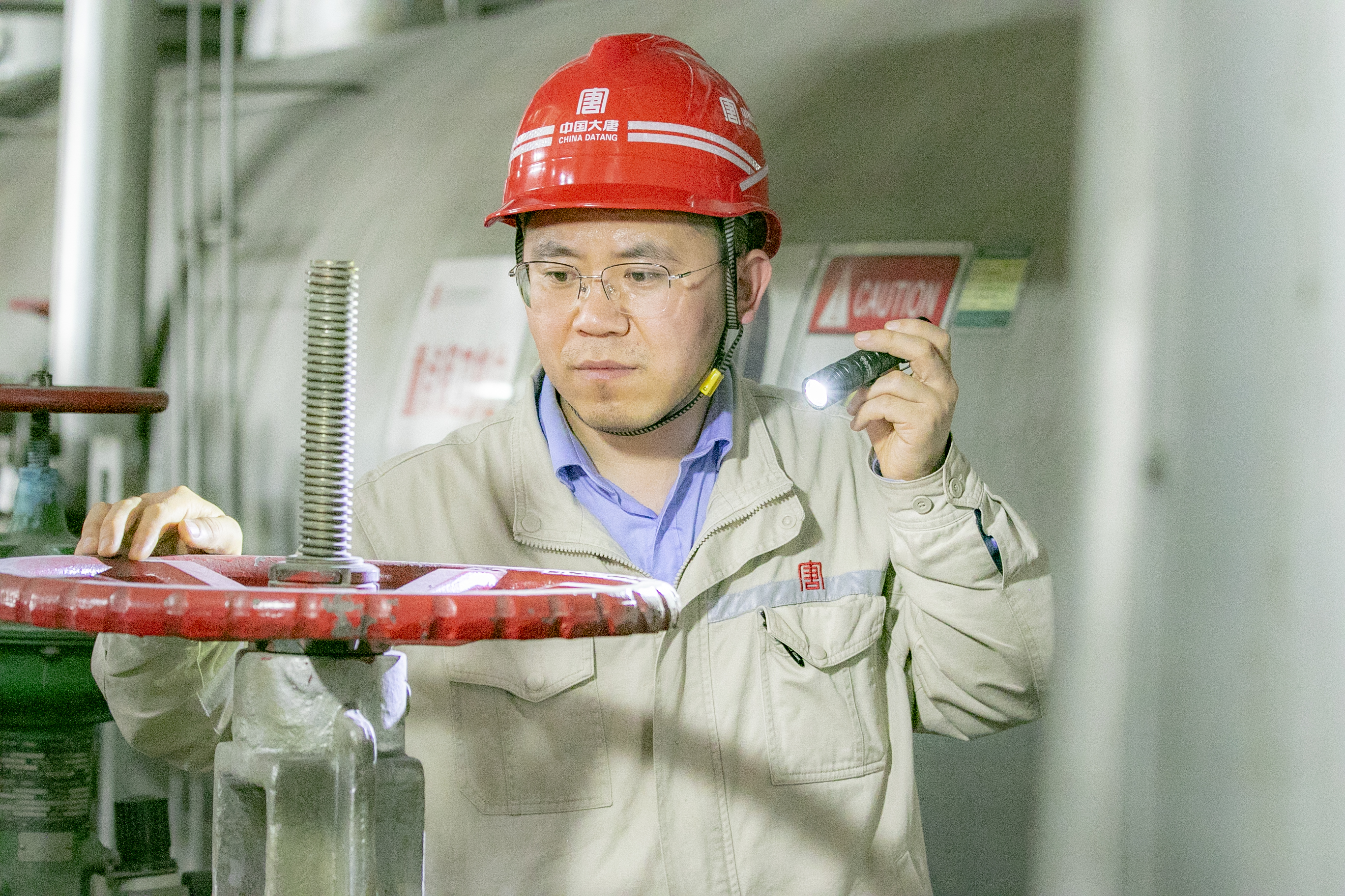 楊旭輝在生產現場精心巡檢 (2).jpg